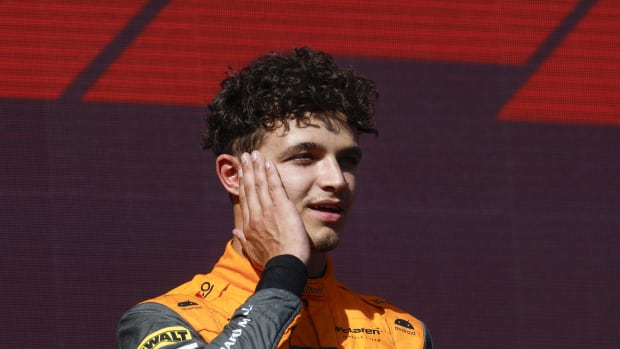 Lando Norris se lleva la mano a la cara con asombro.